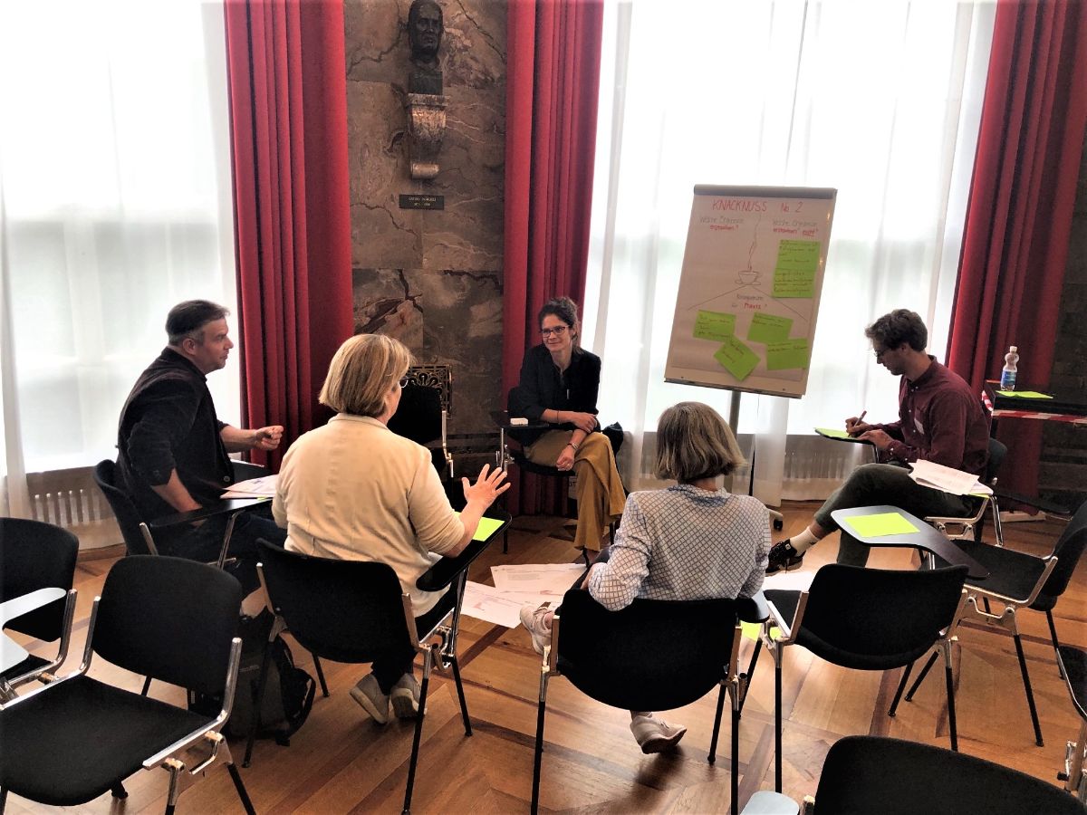 Gruppe im World Café mit Miriam Compagnoni